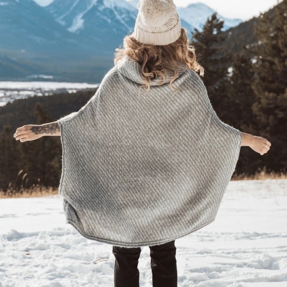 LOVESTITCH Lena Poncho ~ NWOT - Picture 3 of 11